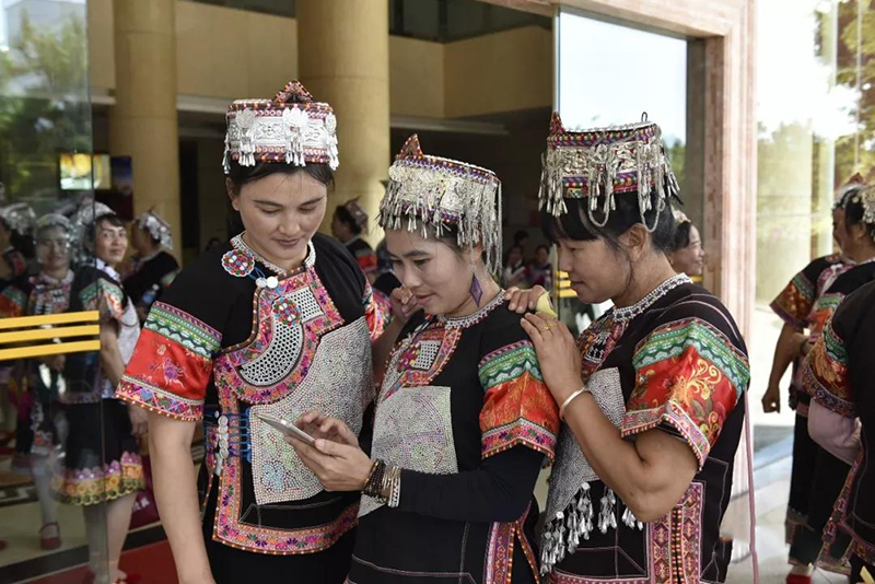 云南紅河民族服飾多彩多樣美如蒼穹彩虹，哈尼族七個支系就能美醉你的眼睛