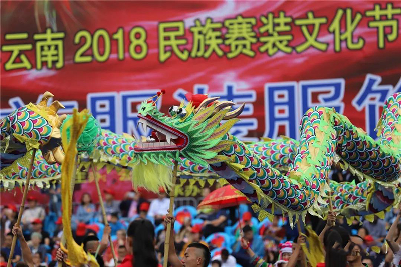 2018楚雄彝族火把節(jié)民族服裝服飾巡演，滿城盡是靚女花衣裳(