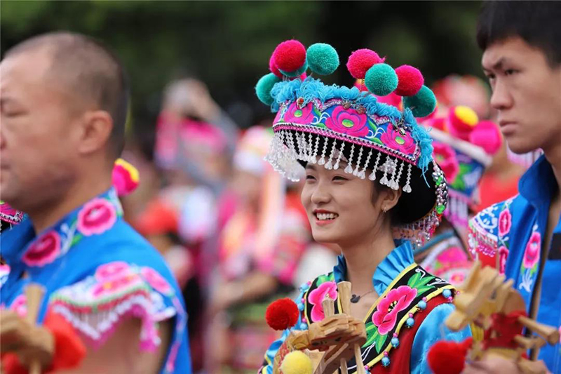 2018楚雄彝族火把節(jié)民族服裝服飾巡演，滿城盡是靚女花衣裳(