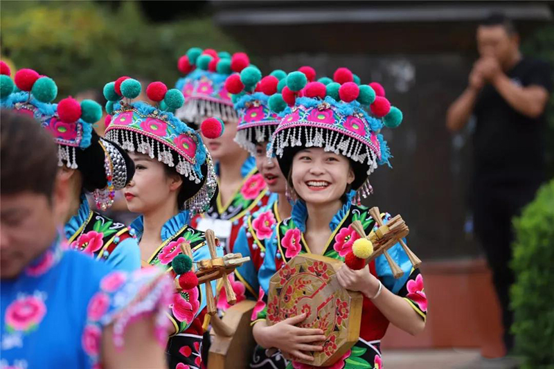 2018楚雄彝族火把節(jié)民族服裝服飾巡演，滿城盡是靚女花衣裳(