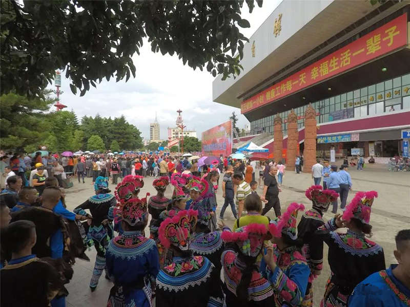 2018楚雄彝族火把節(jié)民族服裝服飾巡演，滿城盡是靚女花衣裳(