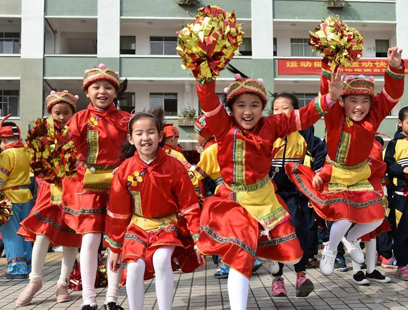 羅城仫佬族自治縣要求其小學中學都穿上民族校服上學