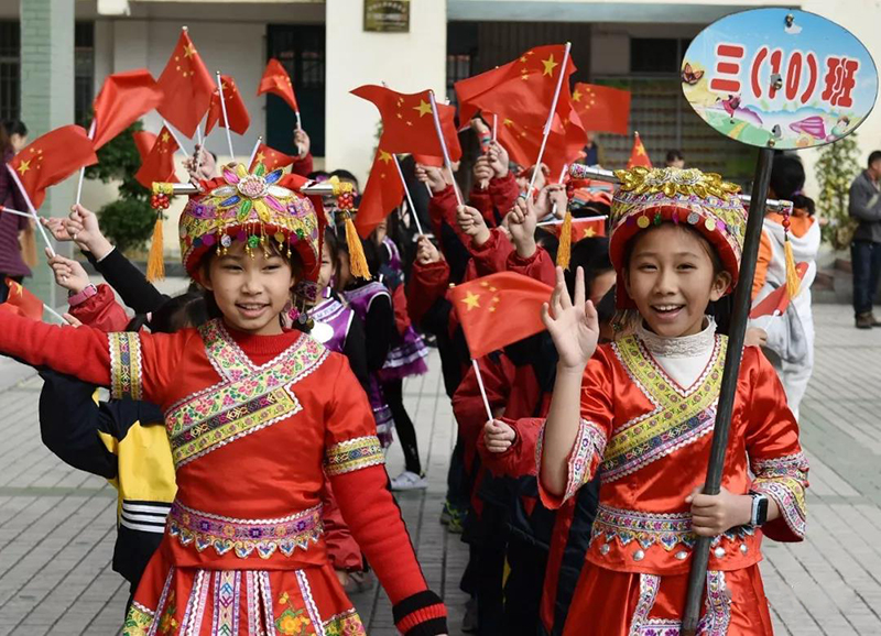 羅城仫佬族自治縣要求其小學中學都穿上民族校服上學