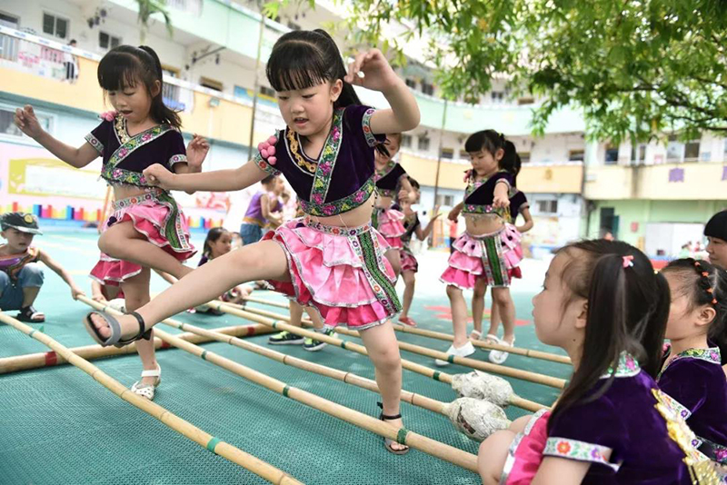 羅城仫佬族自治縣要求其小學中學都穿上民族校服上學