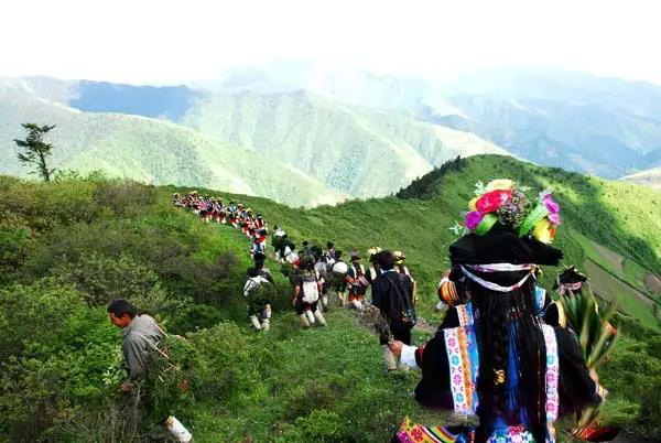 探秘甘肅省舟曲縣博峪一帶藏族傳統(tǒng)節(jié)日“采花節(jié)”身著傳統(tǒng)民族服飾盛裝