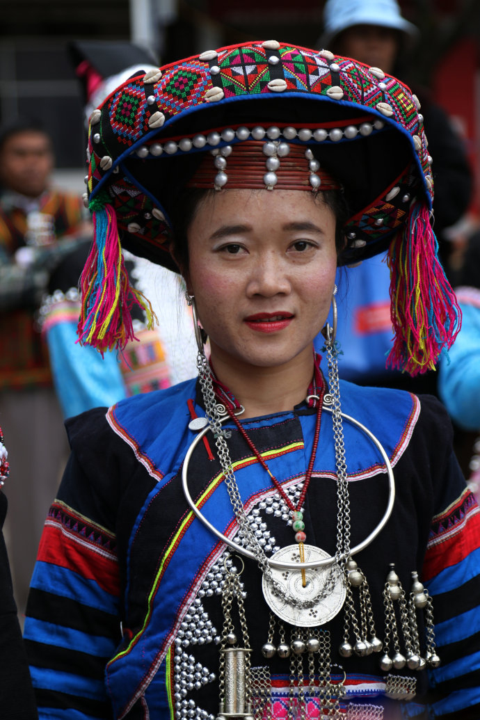 少數(shù)民族服飾要進行生態(tài)環(huán)境保護，結(jié)合創(chuàng)意進行發(fā)展