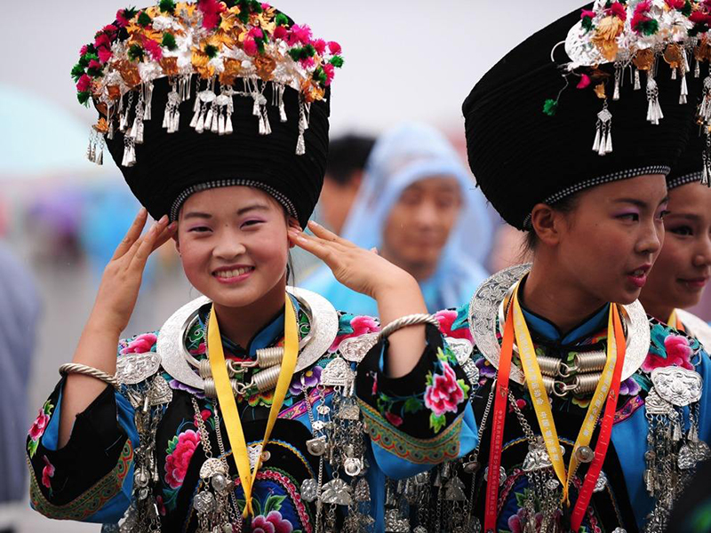 少數(shù)民族服飾要進行生態(tài)環(huán)境保護，結(jié)合創(chuàng)意進行發(fā)展