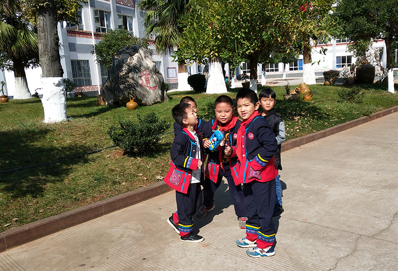 祿勸彝族苗族自治縣祿勸民族小學(xué)民族校服定制和教師彝族民族風(fēng)格職業(yè)服裝定制案例