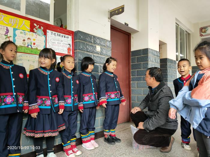 祿勸民族小學(xué)校服定制